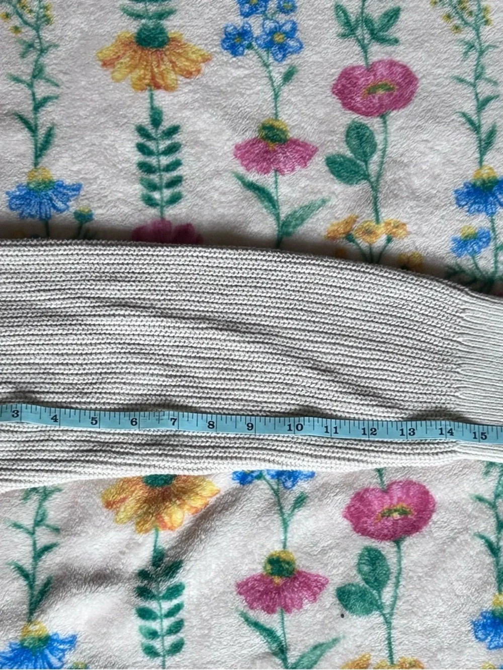 Old Navy Cream Button-Up V-Neck Women's Cardigan - Picture 6 of 6